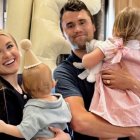 Charlie Kirk, con su esposa y sus dos hijos.