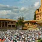 Un momento de la multitudinaria misa en la explanada.