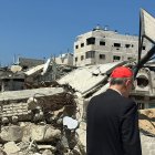 El cardenal Pizzaballa contempla la devastación en Gaza, cerca de la parroquia católica, en julio de 2025