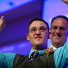 Jacob Grein, durante la ceremonia en que fue galardonado por su espíritu inspirador en su empleo, feliz y esperanzado pese a su situación muchas veces crítica.