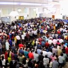 Uno de los sacerdotes apunta que hay unos 10.000 niños en catequesis, 7.000 en inglés y 3.000 en otros idiomas. En Navidad y Pascua no es raro ver a 25.000 fieles en cada misa parroquial.