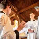 Seminaristas en un coro... la vocación suscita alegría, pero también habrá fracasos.