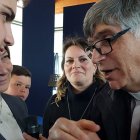 Maurizio Patriciello visitando un instituto de secundaria en 2023; habla con los jóvenes para alejarlos del crimen