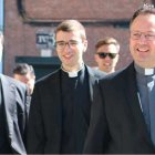 El obispo José Antonio Álvarez, con seminaristas; ha fallecido por infarto con 50 años