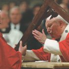 El Catecismo de la Iglesia Católica (1992), obra de una comisión coordinada por el cardenal Joseph Ratzinger (Benedicto XVI) y promulgado por San Juan Pablo II, incluye la realeza social de Cristo. En la imagen, uno entrega al otro la Cruz en el Viernes Santo de 2004.