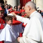 León XIV impuso su solideo a un niño vestido como él.