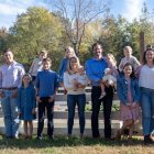 Conor y Ashley Gallagher, con 15 de sus 16 hijos.