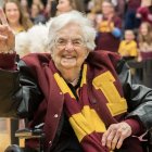 La hermana Jean rezaba con el equipo antes de empezar un partido.