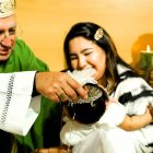 Mons. Ginés García, bautizando a uno de los 17 niños que fueron rescatados del aborto.