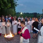 Fieles en oración ante la imagen de la Rosa Mística en Montichiari.