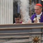 El cardenal Gambetti inciensa el altar de San Pedro durante el acto de reparación por la profanación que sufrió el 10 de octubre.