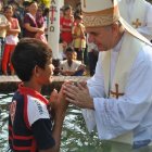 Kike Figaredo, jesuita, prefecto apostólico de Battambang, Camboya, bautizando