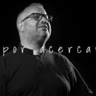 El sacerdote Javier García canta sobre los intentos de Dios de acercarse a cada hombre