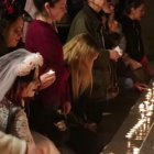 Chicas con maquillaje de Halloween ponen velas en la catedral de Alcalá en la oración de Holywins 2024