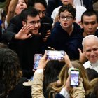 El Papa León XIV, rodeado por participantes en el Jubileo del mundo educativo.