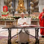 León XIV muestra, con el cardenal José Tolentino de Mendonça, prefecto del Dicasterio para la Cultura y la Educación, su reciente documento sobre educación.