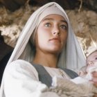 La Virgen con Jesús en brazos en 'Jesús de Nazaret' (1977) de Franco Zeffirelli, donde María es interpretada por Olivia Hussey.