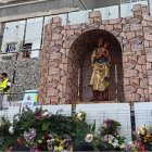 Los días previos a la fiesta de la Almudena los colegios de Madrid llevan flores a la imagen de la Virgen