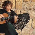 Amanda Verdú canta a la Virgen de la Almudena.