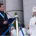 José Luis Martínez-Almeida, alcalde de Madrid, renueva el voto de la villa a la Virgen de la Almudena; cerca, el cardenal Cobo