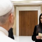 León XIV, durante su encuentro con Laura Pausini en el Vaticano.