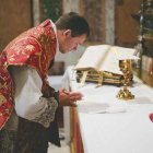 En el entrelazamiento de banquete, sacrificio y Presencia Real se encuentra el núcleo de la teología eucarística católica, expresa el obispo Barron.