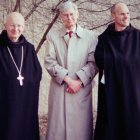 John Senior, en 1998, en la abadía de Fontgombault con el abad Francis Bethel y el padre Antoine Forgeot.