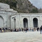 El acceso a la basílica del Valle de los Caídos, repleto en un domingo de misa, que podría desaparecer por completo tras la aplicación del proyecto de resignificación "La base y la cruz".