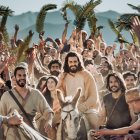 La entrada triunfal del Domingo de Ramos en la teleserie The Chosen: el burrito y las palmas eran signo de la realeza davídica