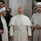 León XIV contempla el espectacular techo de la Mezquita Azul de Estambul.