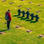 La esperanza y las promesas de la Resurrección de Cristo cambian la forma de contemplar la muerte. Cementerio militar alemán en La Cambe (Normandía).