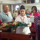 La corona de Adviento en casa puede ayudar a orar y crear el ambiente adecuado. En la imagen, su bendición en la iglesia.