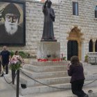 Tumba de San Charbel en el monasterio de Annaya, donde será venerado por el Papa León XIV durante su visita al Líbano.