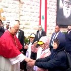 Unos niños saludan a León XIV ante el monasterio donde reposan los restos de San Charbel.