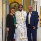 El sastre libanés Maged Bou Tanous, su esposa Carol y un amigo sacerdote maronita