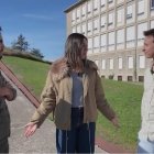 Dos seminaristas hablan con la periodista de EITB, la TV pública vasca, en el Seminario de Pamplona