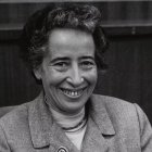 Hannah Arendt fotografiada por Barbara Niggl Radloff en 1958. Wikimedia Commons, CC BY-SA