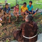 Unos frailes catequistas en una comunidad católica de Brasil, donde las distancias son enormes y escasean los evangelizadores
