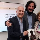 José María Zavala, flanqueado por Moisés Rodríguez y Julia Navarro en la presentación en Madrid de 'El profeta', el pasado 17 de noviembre.