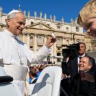 El Papa León XIV en una de las audiencias de los miércoles en la plaza de San Pedro del Vaticano, con un niño y unos cámaras
