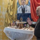 El cardenal Porras en 2023 en el Meeting de Rímini, con reliquias de San José Gregorio y el sacerdote Leonardo Marius