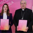 Ester Martín, de la Oficina de Transparencia, y García Magán, portavoz de Conferencia Episcopal, muestran la Memoria 2024 de la Iglesia Católica en España