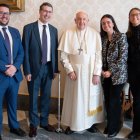 El Papa Francisco recibe a la redacción de "Mundo Cristiano" el 5 de enero de 2024. De izquierda a derecha, con el Papa, Nicolás Sangrador, José Mª Navalpotro, Paula Martín y Paloma Alonso.