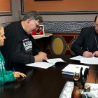 El padre Álvaro Cárdenas y el arzobispo de Pamplona, Florencio Roselló, firman el convenio con el que Hogares Lázaro empezará a funcionar en la capital navarra.