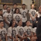 Nacho Cano dirige el canto del bautismo de Malinche en la basílica de Guadalupe.