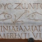 Lápida sepulcral romana de Licinia Amias (siglo III), con la representación simbólica de los peces y el ancla. Museo de las Termas de Diocleciano (Roma).