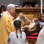 León XIV en Nochebuena con la imagen del Niño Jesús y niños del mundo que le llevaron flores
