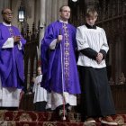 El padre Jamie Dennis, ciego, en misa en la Catedral de San Patricio.