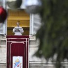 El Papa salió a la Plaza de San Pedro para rezar el Ángelus en la festividad del protomártir Esteban.