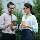 Adultos jóvenes se informan a través de una tablet; muchos lo hacen a través de los vídeos de ReligionEnLibertad